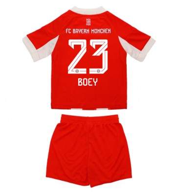 Bayern Munich Sacha Boey #23 Primera Equipación Niños 2025-26 Manga Corta (+ Pantalones cortos)